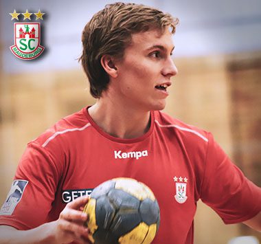 Gísli Þorgeir Kristjánsson vom SC Magdeburg fokussiert am Ball.