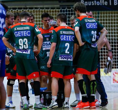 Die Spieler der SCM Youngsters stehen während einer Besprechung auf dem Spielfeld zusammen.