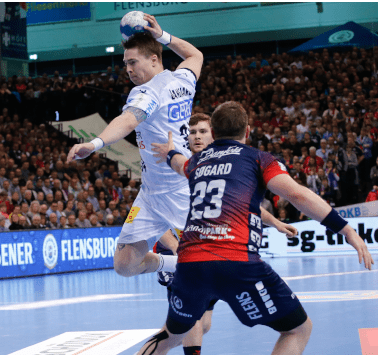 Michael Damgaard vom SC Magdeburg am Ball im Spiel gegen Flensburg.