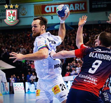 SCM-Kapitän Christian O'Sullivan zieht im Spiel gegen die SG Flensburg-Handewitt zum Wurf auf.
