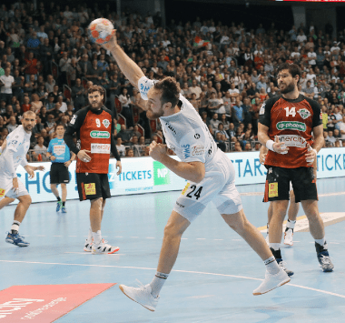 Christian O'Sullivan am Ball im Spiel gegen die TSV Hannover-Burgdorf.
