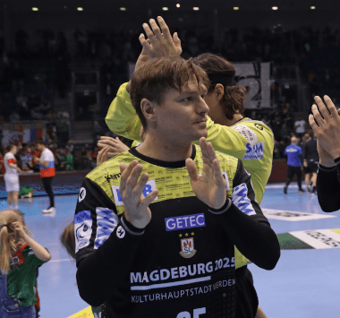 Marko Bezjak klatscht nach einem EHF-Cup-Spiel für den SC Magdeburg Applaus.