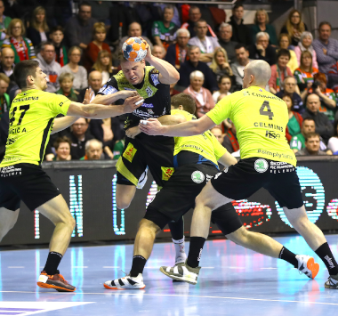EHF-Cup: Christoph Steinert (SC Magdeburg, Nr. 8) bricht im Sprungwurf kraftvoll durch die Abwehr von Gorenje Velenje durch.