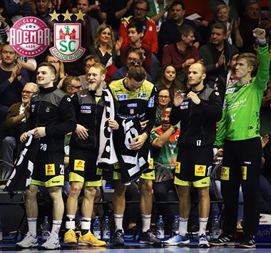 EHF-Cup: Die Spieler des SC Magdeburg, darunter Tim Hornke (Nr. 17) und Torhüter Jannick Green (ganz rechts), stehen konzentriert an der Bank.