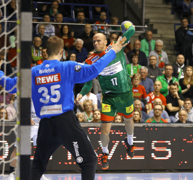 Bundesliga: Tim Hornke (SC Magdeburg, Nr. 17) wirft im Sprungwurf ein Tor gegen den Leipziger Torhüter (Nr. 35).