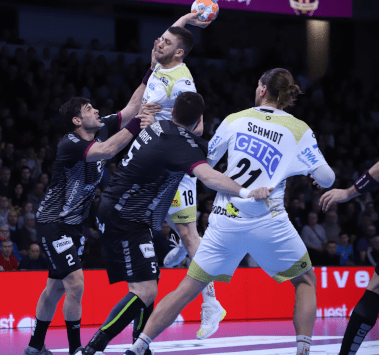 EHF-Cup: Erik Schmidt (SC Magdeburg, Nr. 21) sperrt den Weg frei für den Sprungwurf von Filip Kuzmanovski gegen HBC Nantes.