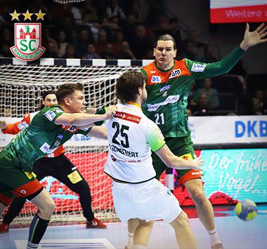 Erik Schmidt stabilisiert die Abwehr des SC Magdeburg im Zweikampf.