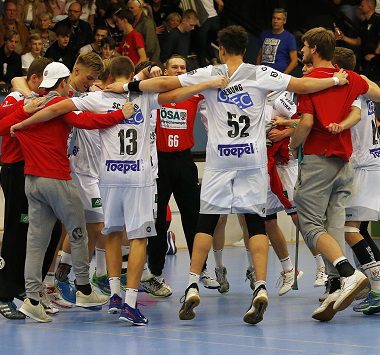 Die Youngsters des SC Magdeburg feiern geschlossen den Teamerfolg im Mannschaftskreis.