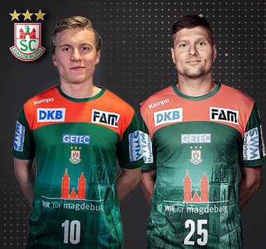 Vertragsverlängerung: Die SC Magdeburg Spieler Gisli Kristjansson (Nr. 10) und Marko Bezjak (Nr. 25) stehen nebeneinander im grünen Trikot.