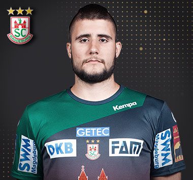 Porträt: Juan de la Peña blickt im offiziellen grünen Heimtrikot des SC Magdeburg frontal in die Kamera.