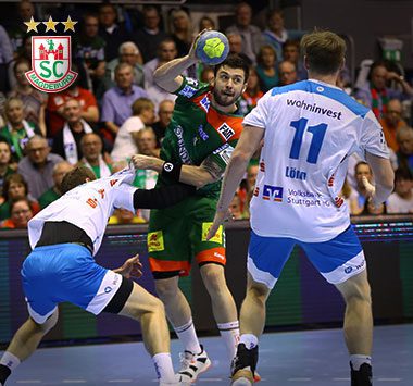 Filip Kuzmanovski im Sprungwurf für den SC Magdeburg beim Auswärtsspiel in Stuttgart.