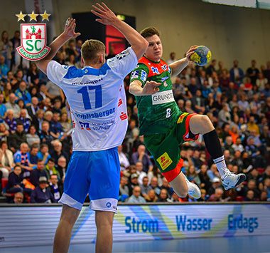 Bundesliga: Christoph Steinert (SC Magdeburg, Nr. 8) setzt im Sprungwurf zum Torwurf gegen den Stuttgarter Abwehrspieler (Nr. 17) an