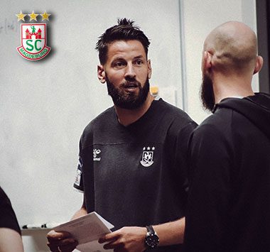 Cheftrainer Bennet Wiegert im Gespräch beim Trainingsauftakt des SC Magdeburg.