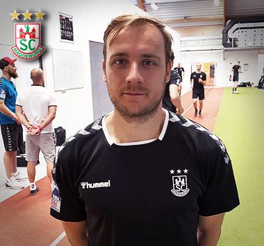 Trainingsrückkehr: Daniel Pettersson (SC Magdeburg) blickt im schwarzen Hummel-Trainingsshirt direkt in die Kamera.
