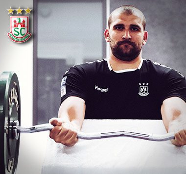 SCM-Spieler Željko Musa beim Krafttraining mit einer Hantel.