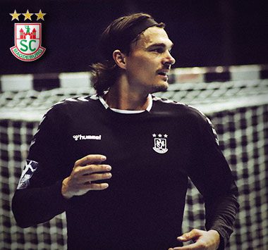 SCM-Kurzinterview: Torhüter Jannick Green blickt im schwarzen Trainingsshirt fokussiert zur Seite.