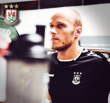 SCM-Spieler Tim Hornke fokussiert am Rande einer Trainingseinheit.