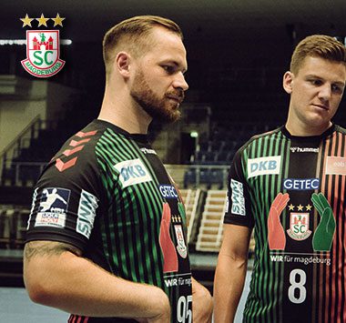 Mannschaftsshooting: Moritz Preuss (Nr. 95) und Christoph Steinert (Nr. 8) stehen im neuen gestreiften Trikot nebeneinander auf dem Spielfeld.