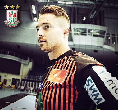 SCM-Handballspieler Michael Damgaard im Trikot in der Halle.