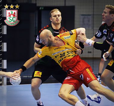 SCM-Handballer Ómar Ingi Magnússon im vollen Körpereinsatz beim Durchbruch durch die gegnerische Abwehr.