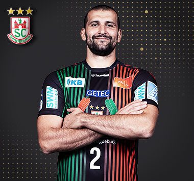 SCM-Handballspieler Željko Musa (Nr. 2) im Trikot mit verschränkten Armen.