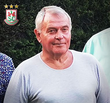 Porträt des ehemaligen SCM-Präsidiumsmitglieds Lothar Noack, der im hellgrauen T-Shirt lächelnd im Freien vor grünem Hintergrund steht.
