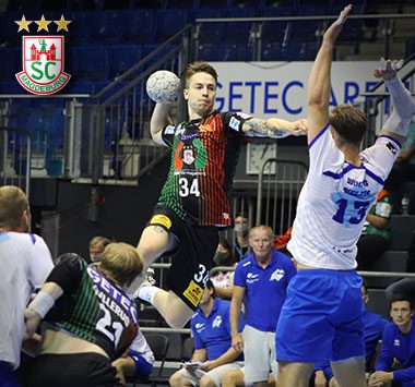 SCM-Handballer Michael „Mika“ Damgaard (Nr. 34) beim Sprungwurf gegen den Dessau-Roßlauer HV.