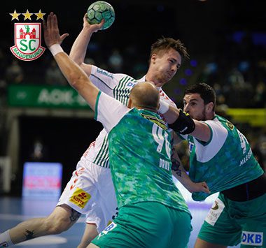 SCM-Handballer Michael „Mika“ Damgaard im Sprungwurf gegen die Abwehr der Füchse Berlin.