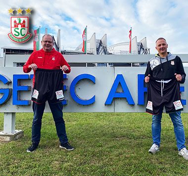 Gruppenbild zur Bekanntgabe von Town & Country Haus als Premiumpartner vor der GETEC Arena.