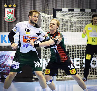 Abwehrszene des SC Magdeburg mit Ómar Ingi Magnússon (Nr. 14) während eines Handballspiels.