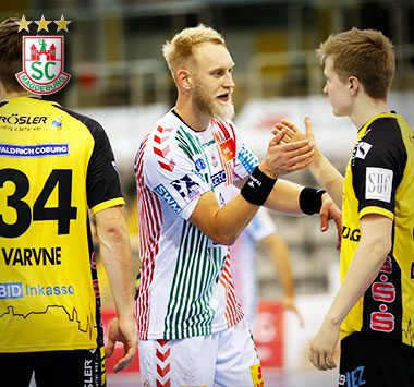 SCM-Feldspieler Tim Hornke beim fairen Handshake mit einem Spieler des HSC Coburg nach dem Spiel.