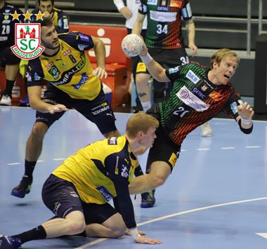 SCM-Spieler Magnus Gullerud (Nr. 21) beim Sprungwurf gegen die Abwehr der Rhein-Neckar Löwen.