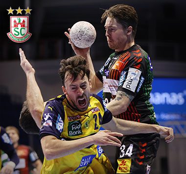 SCM-Feldspieler Michael Damgaard (Nr. 34) beim Sprungwurf im engen Zweikampf gegen Balingen.