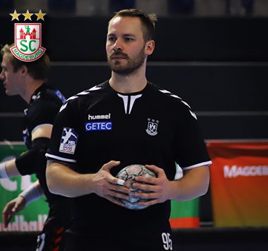 SCM-Spieler Moritz Preuss (Nr. 95) spielbereit mit einem Handball in den Händen.