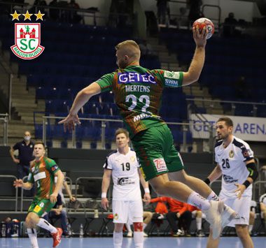SCM-Feldspieler Lukas Mertens (Nr. 22) beim Sprungwurf in der Halle.