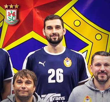 Handballspieler Stanislav Zhukov (Nr. 26) von ZSKA Moskau mit zwei Betreuern.