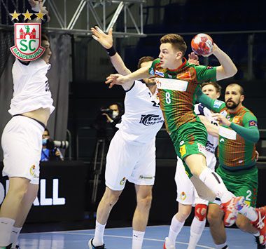 SCM-Handballer Christoph Steinert (Nr. 8) beim Sprungwurf gegen TUSEM Essen.