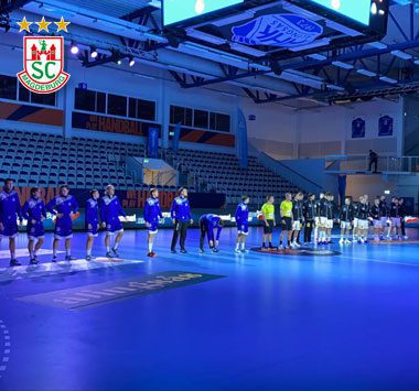 Die Mannschaft des SC Magdeburg in einer Reihe aufgestellt auf dem Spielfeld in Alingsås.