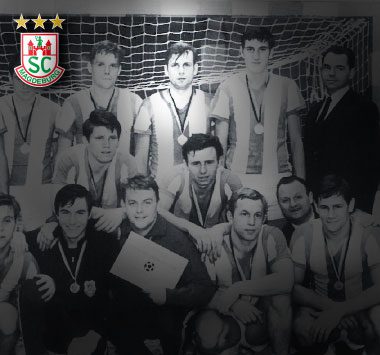 Historisches Mannschaftsfoto des SC Magdeburg in Schwarz-Weiß.