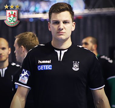 Porträt von SCM-Handballer Christoph Steinert am Spielfeldrand vor einem Spiel.