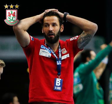 SCM-Trainer Bennet Wiegert mit den Händen am Kopf während eines Handballspiels.