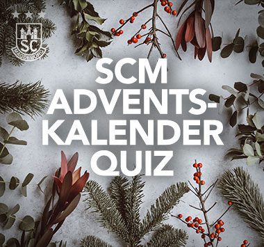 Titelgrafik zum SCM Adventskalender-Quiz mit weihnachtlicher Dekoration.
