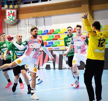 SCM-Handballer Marko Bezjak (Nr. 25) beim Sprungwurf gegen RK Nexe Našice.