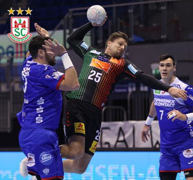 SCM-Spieler Marko Bezjak (Nr. 25) beim Sprungwurf gegen die Abwehr des TBV Lemgo Lippe.