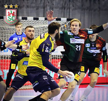 SCM-Spieler Magnus Gullerud (Nr. 21) im intensiven Zweikampf am Kreis während eines Handballspiels.
