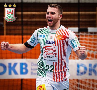 Emotionaler Torjubel: SCM-Linksaußen Lukas Mertens (Nummer 22) ballt im weiß-rot gestreiften Auswärtstrikot jubelnd die Fäuste und schreit seine Freude nach einem Treffer heraus.