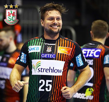 SCM-Spieler Marko Bezjak (Nr. 25) lächelnd auf dem Hallenparkett.