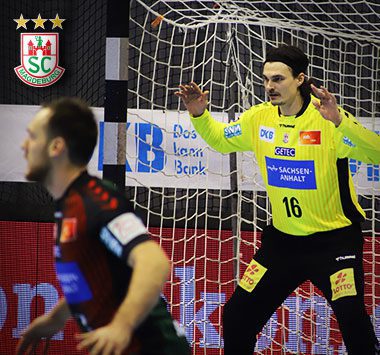 SCM-Torwart Jannick Green (Nr. 16) fokussiert im Torraum während einer Spielszene.
