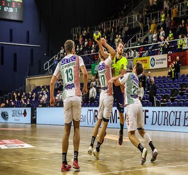 Spielszene der SCM Youngsters im Angriffs-Zweikampf gegen den HC Empor Rostock.