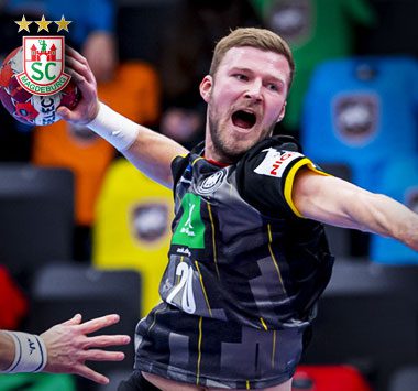 Handballer Philipp Weber im DHB-Nationaltrikot beim Sprungwurf.